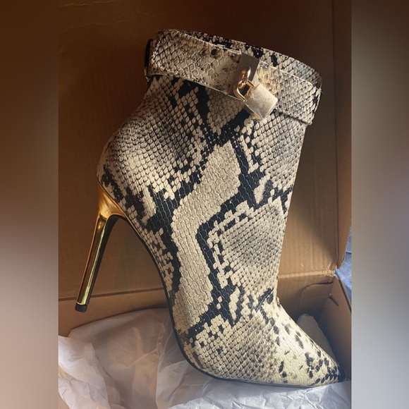 To late for return/exchangeThey fit tight on my feetMy lost your gain.Never worn - Picture 2 of 3